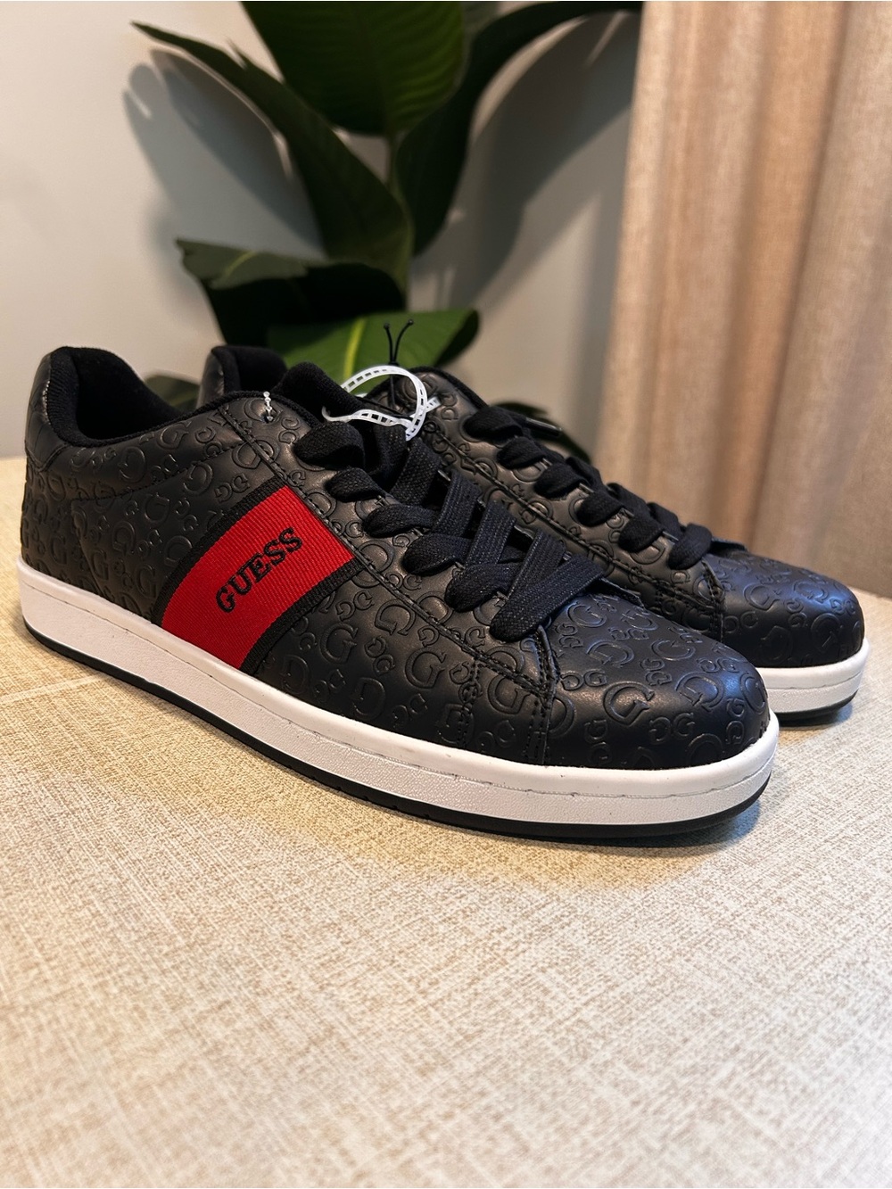 GUESS Men's Embossed Logo Sneakers Black Red GMLARITON8-R Size 10.5 New DS